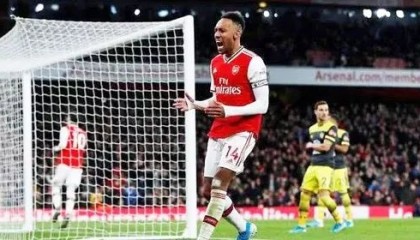  阿森纳防线失误造致命失球  