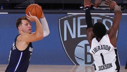  东契奇40+三双独行侠登顶  