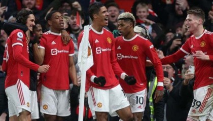  曼联队长读秒绝杀救主，老特拉福德惊险保住不败金身  