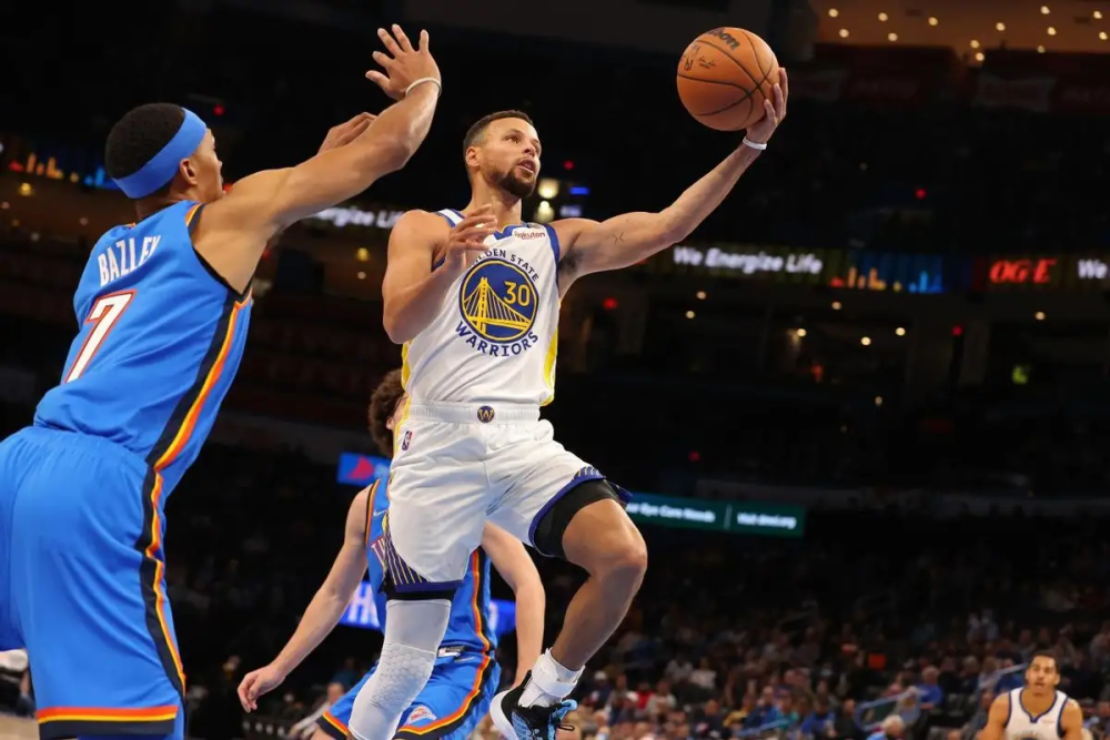  库里三分绝杀雷霆迎五连胜  