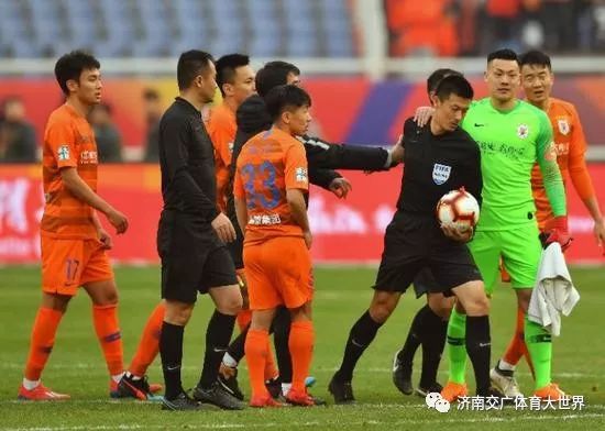  卡尔斯鲁厄门线救险，争议判罚引发热议